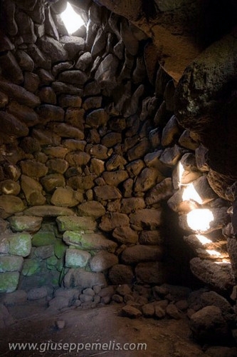 19) Nuraghe Aiga - pomeriggio (40D_8408_1rid).jpg - Il raggio di luce alle ore 14:00 (le 15:00 dell'ora legale).